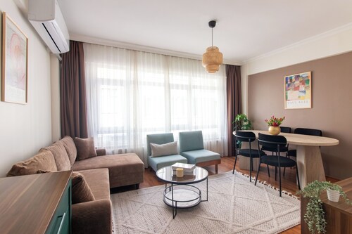 Chic 2BR Gem on Moda’s Iconic Antiques Street