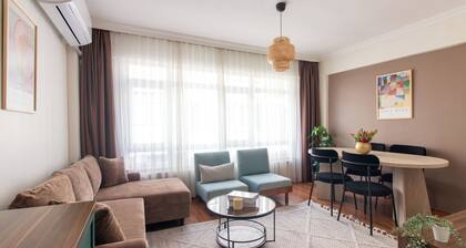 Chic 2BR Gem on Modaâs Iconic Antiques Street