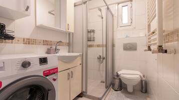 Hair dryer, bidet, towels, shampoo