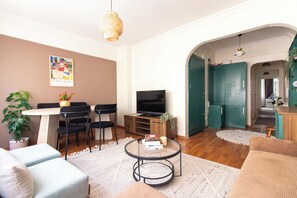 Smart TV, books - Chic 2BR Gem on Moda’s Iconic Antiques Street (Istanbul)