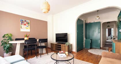 Chic 2BR Gem on Moda’s Iconic Antiques Street