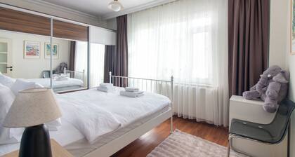 Chic 2BR Gem on Moda’s Iconic Antiques Street