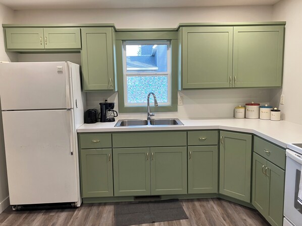 Frigorifero, microonde, forno, piano cottura