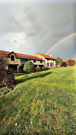 Exterior - Near Sarlat and Rocamadour, large gîte, sleeps 10 with private pool, (Rouffilhac)