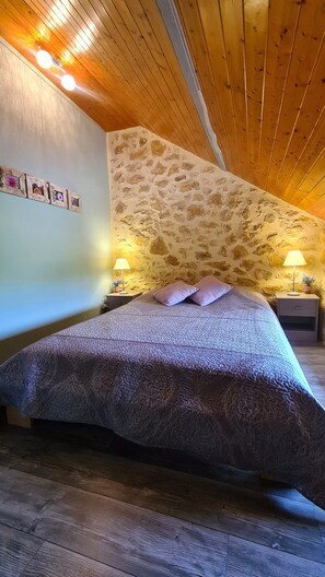 4 bedrooms, iron/ironing board, travel cot, free WiFi - Near Sarlat and Rocamadour, large gîte, sleeps 10 with private pool, (Rouffilhac)