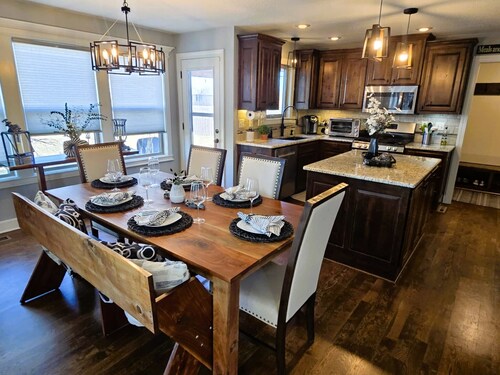 Relaxing 3 Bedroom Home with Oasis Patio, less than 30 minutes from GEHA