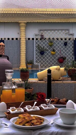 Se sirven almuerzos, cenas, brunch y cocina local e internacional 