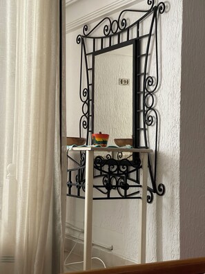 Habitación triple Confort | Espacio para trabajar con un portátil y cortinas opacas