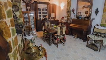 Aperto a pranzo, cena e brunch, cucina locale e internazionale