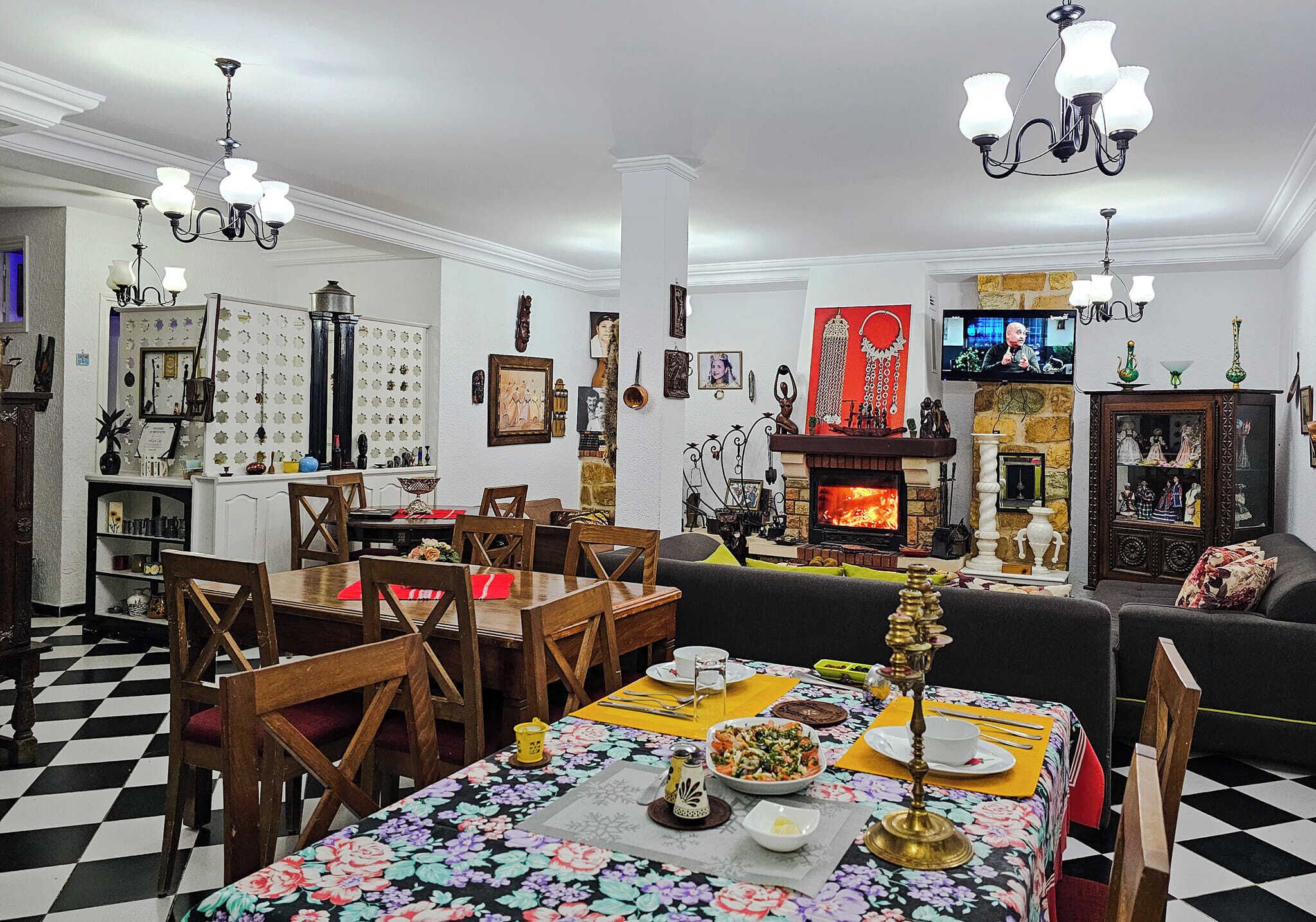 Lunsj, middag og brunsj serveres, lokale og internasjonale retter 