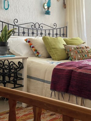 Habitación triple Confort | Espacio para trabajar con un portátil y cortinas opacas