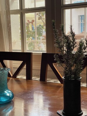 Se sirven almuerzos, cenas, brunch y cocina local e internacional 