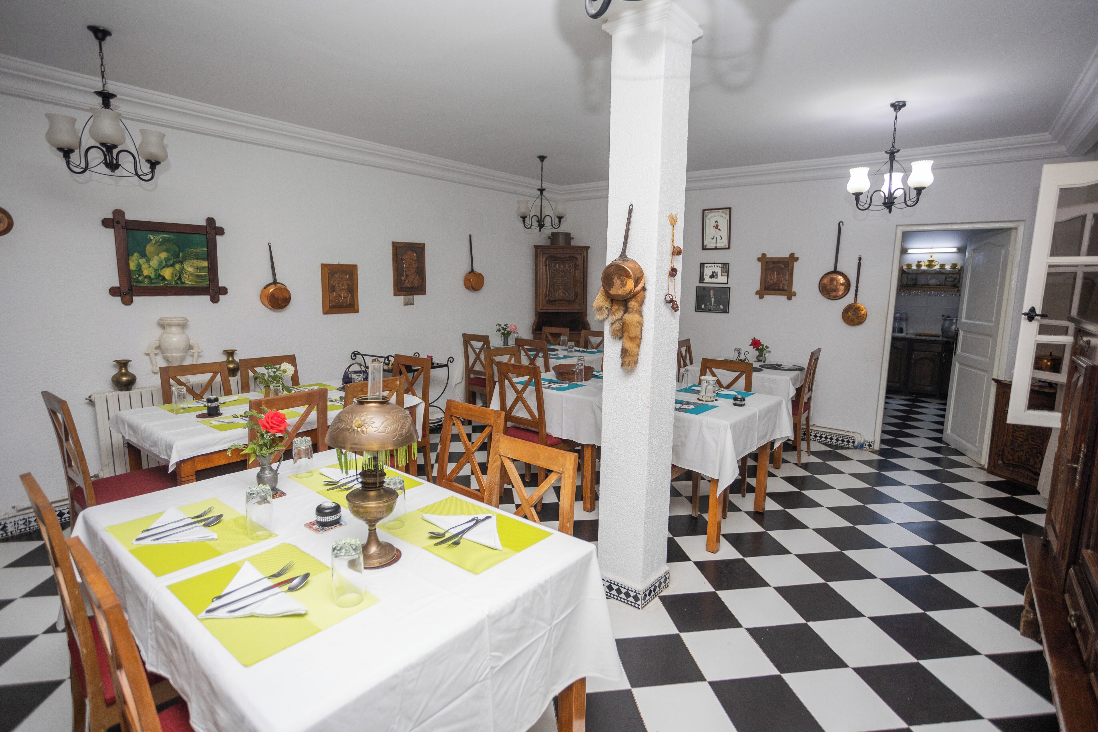 Lunsj, middag og brunsj serveres, lokale og internasjonale retter 