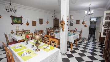 Lunsj, middag og brunsj serveres, lokale og internasjonale retter