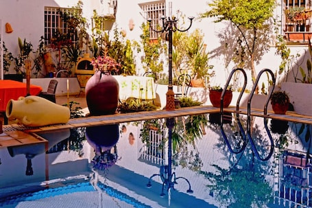 Outdoor pool. Chambres d'hotes DAR Alyssa