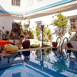Una piscina al aire libre