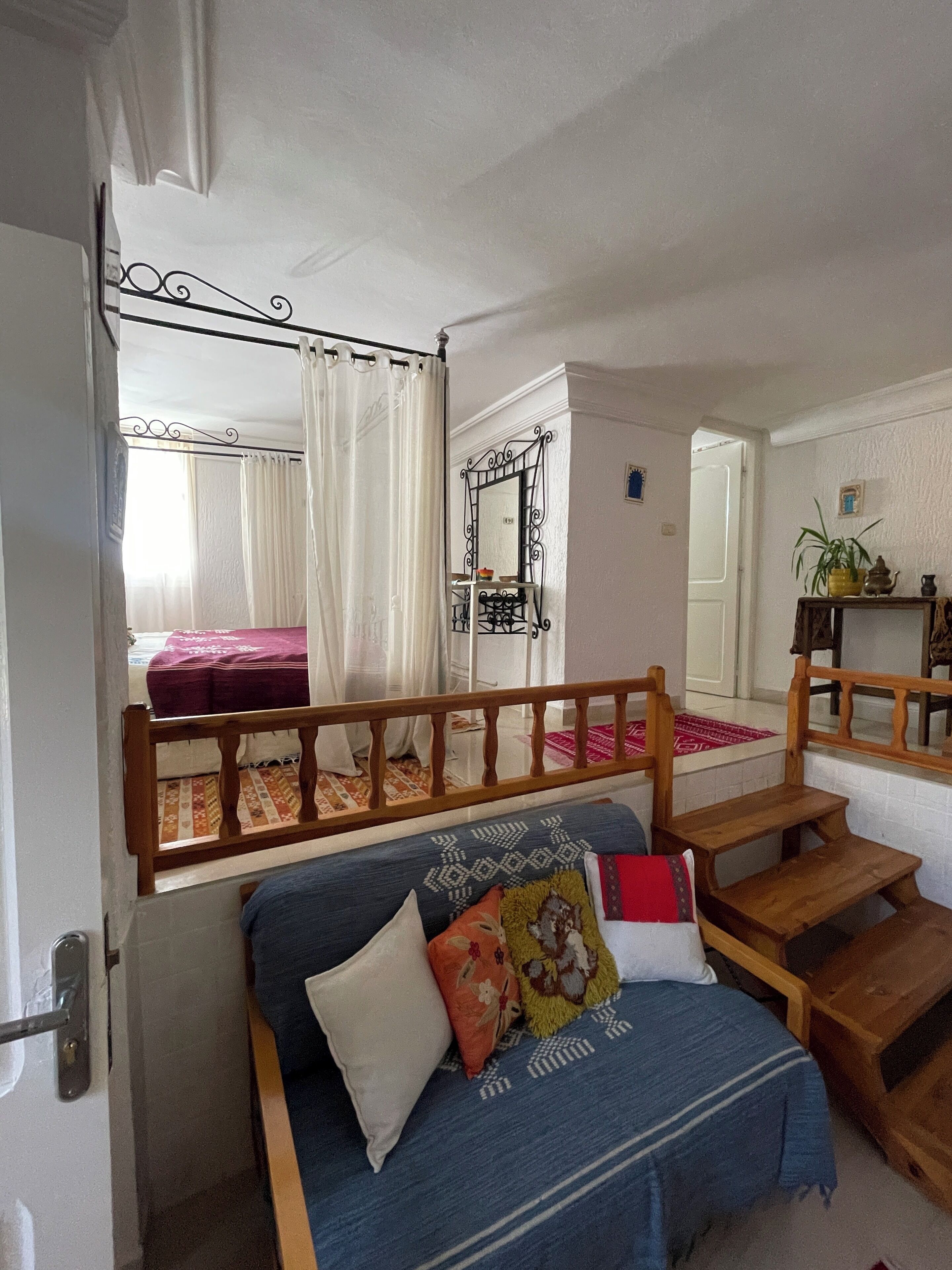 Habitación triple Confort | Espacio para trabajar con laptop y cortinas blackout 