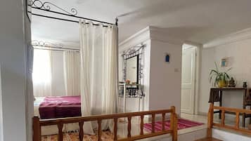 Habitación triple Confort | Espacio para trabajar con laptop y cortinas blackout