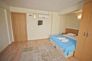 Desk, laptop workspace, free WiFi - İstanbul Dede Hotel (Istanbul)