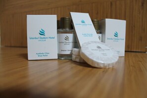 Shower, hair dryer, towels, soap - İstanbul Dede Hotel (Istanbul)