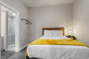 Iron/ironing board, bed sheets