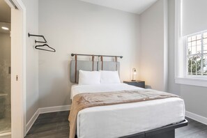 Tabla de planchar con plancha y ropa de cama