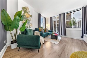 Living area - Prime Liverpool Street Retreat (London)