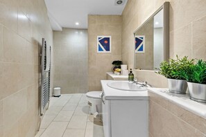 Shower, hair dryer, towels, soap - Prime Liverpool Street Retreat (London)