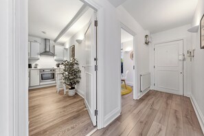 Interior - Prime Liverpool Street Retreat (London)