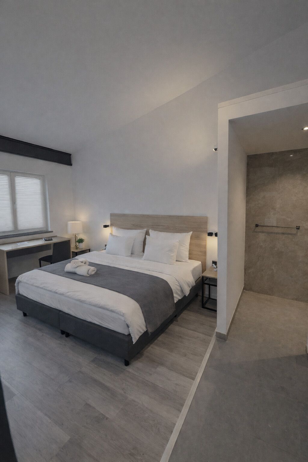 Deluxe-Doppelzimmer, Kochnische | Schreibtisch, laptopgeeigneter Arbeitsplatz, Verdunkelungsvorhänge