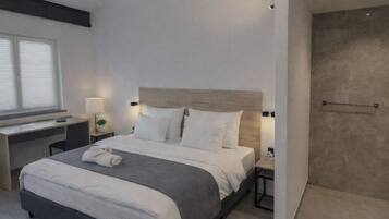 Dobbeltrom – deluxe, tekjøkken | Skrivebord, skrivebord for bærbar PC, blendingsgardiner og lydisolert