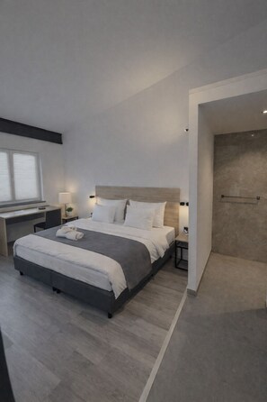 Dobbeltrom – deluxe, tekjøkken | Skrivebord, skrivebord for bærbar PC, blendingsgardiner og lydisolert