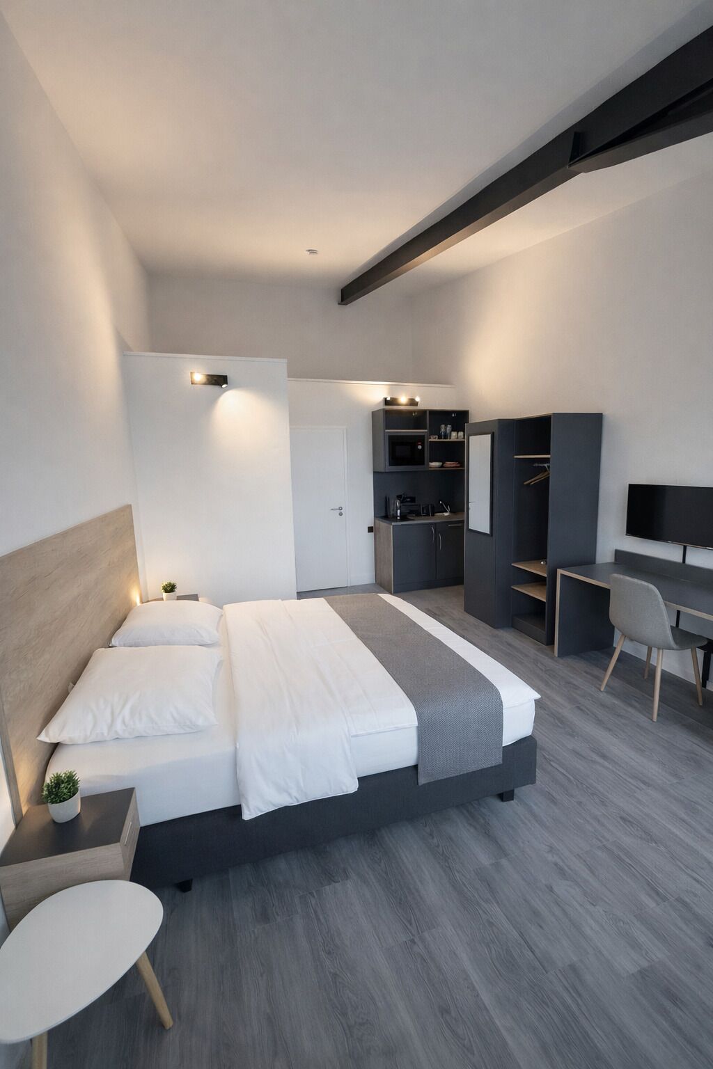 Deluxe Double Room, Kitchenette | Meja, ruang kerja komputer riba, langsir/tirai gelap terus, kalis bunyi 