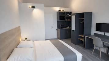 Deluxe Double Room, Kitchenette | Meja, ruang kerja komputer riba, langsir/tirai gelap terus, kalis bunyi