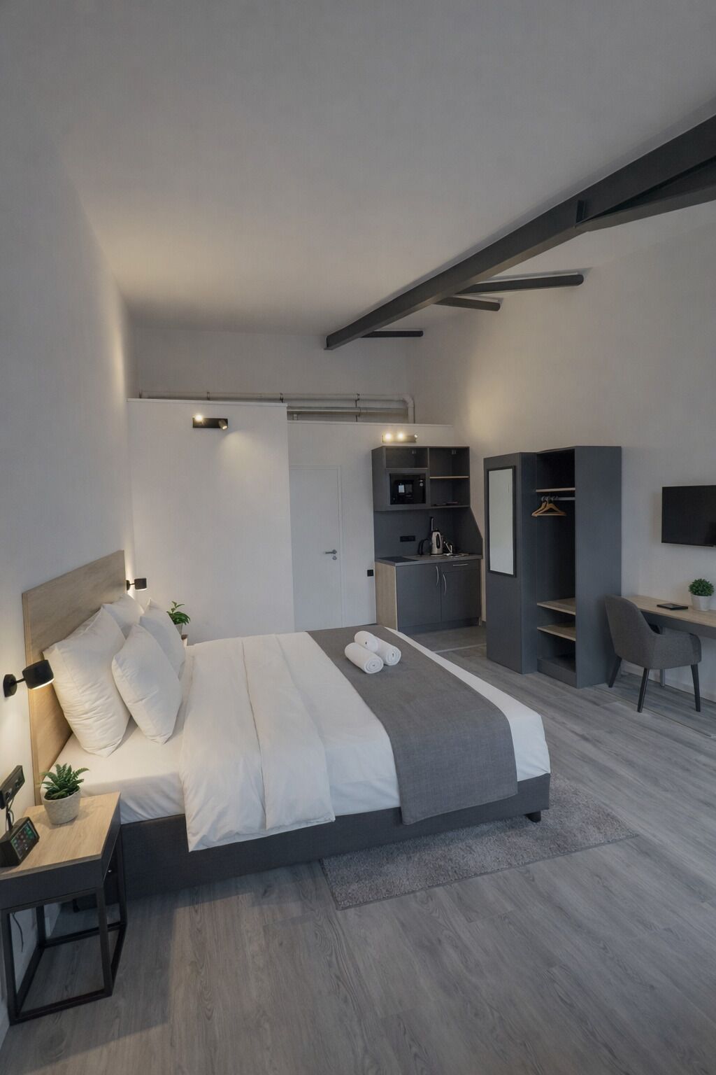 Dobbeltrom – deluxe, tekjøkken | Skrivebord, skrivebord for bærbar PC, blendingsgardiner og lydisolert