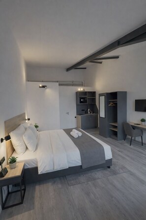 Dobbeltrom – deluxe, tekjøkken | Skrivebord, skrivebord for bærbar PC, blendingsgardiner og lydisolert