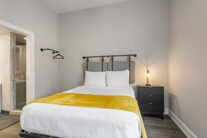 Iron/ironing board, bed sheets