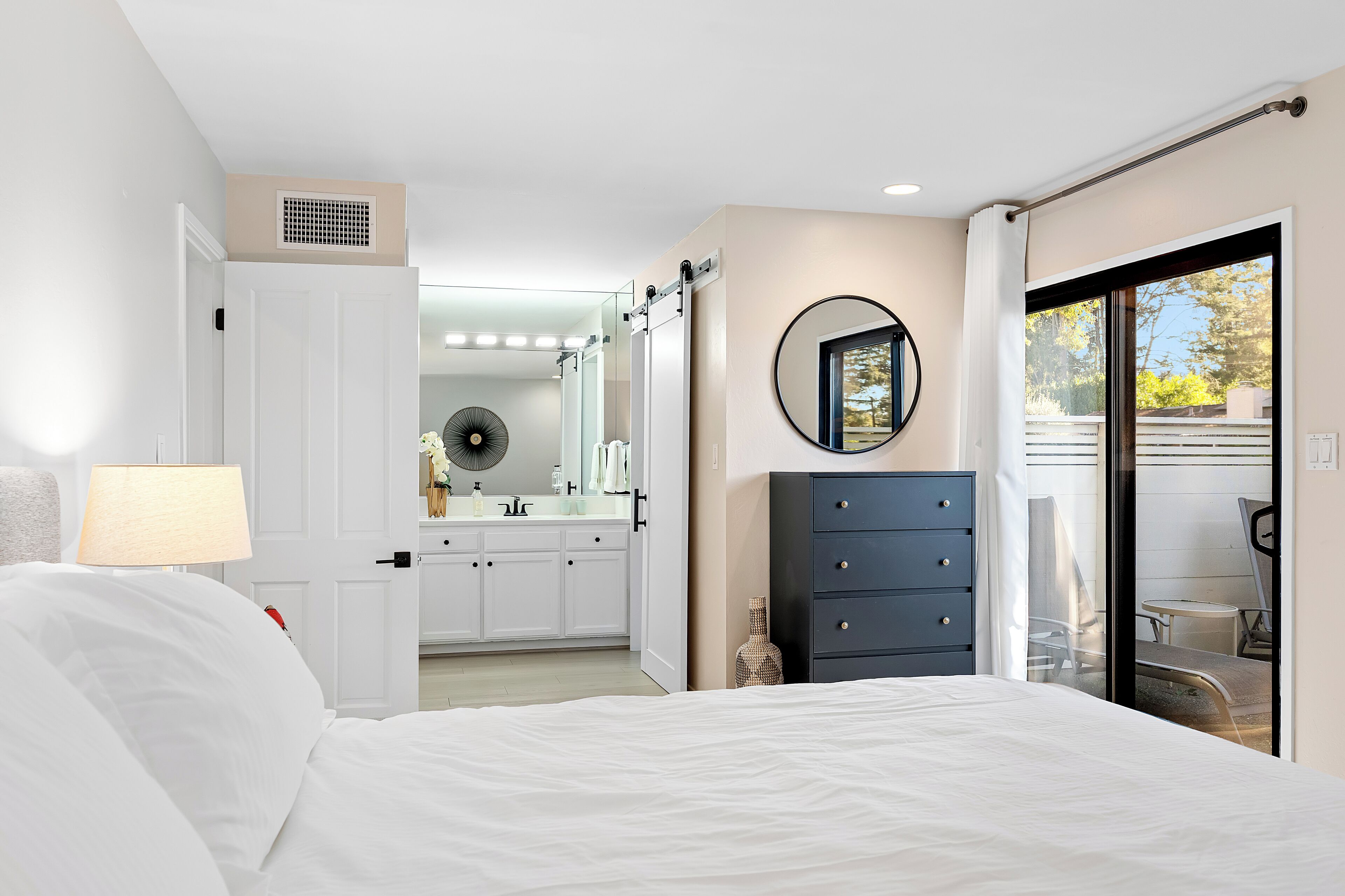 2 bedrooms, desk, iron/ironing board, travel crib