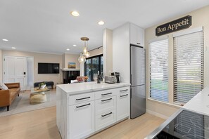 Fridge, microwave, oven, stovetop - Silverado Retreat - 2bd/2ba Napa Sanctuary (Napa)