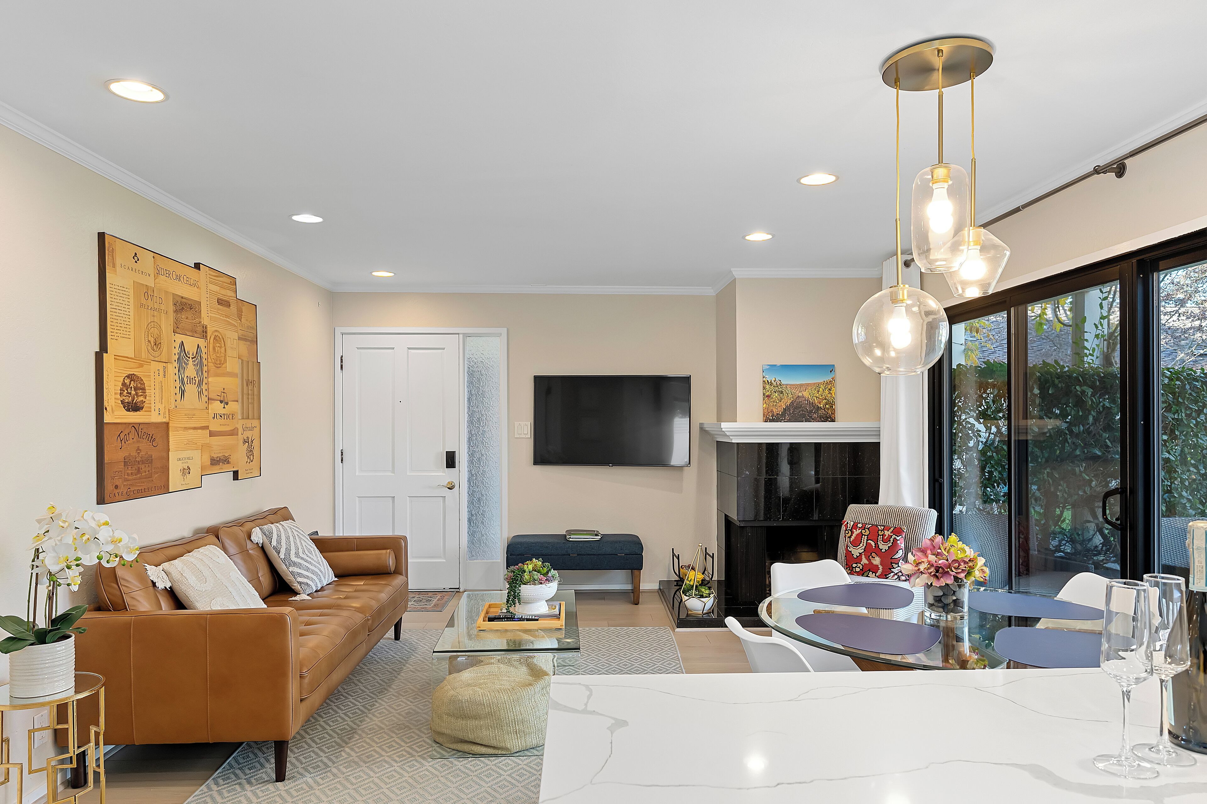 Smart TV, fireplace
