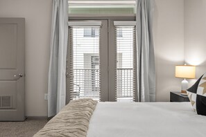 Iron/ironing board, WiFi, bed sheets - New Luxury Apartment in excellent location Near DWTN and Airport. Pool and Gym (Austin)