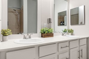 Hair dryer, towels, soap, toilet paper - New Luxury Apartment in excellent location Near DWTN and Airport. Pool and Gym (Austin)