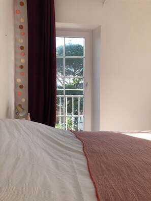 1 habitación, escritorio y ropa de cama