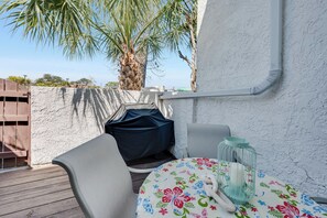 Outdoor dining - NEW, Spacious 2 BR,Short Walk to the Beach,Private (Myrtle Beach)