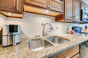 Fridge, microwave, oven, stovetop - NEW, Spacious 2 BR,Short Walk to the Beach,Private (Myrtle Beach)