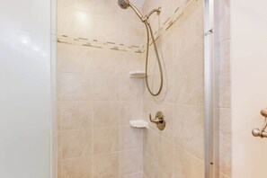 Shower, hair dryer, towels, shampoo - NEW, Spacious 2 BR,Short Walk to the Beach,Private (Myrtle Beach)
