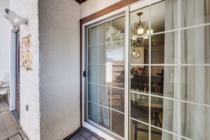 Outdoor dining - NEW, Spacious 2 BR,Short Walk to the Beach,Private (Myrtle Beach)