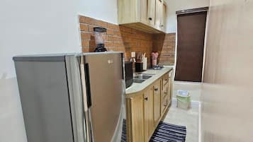 Departamento familiar, balcón, vista a la ciudad | Cocina privada | Refrigerador, microondas, horno y parrilla de estufa