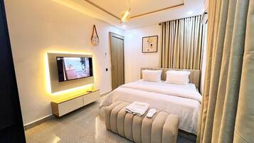 Familienapartment, Balkon, Stadtblick | Schreibtisch, laptopgeeigneter Arbeitsplatz, Verdunkelungsvorhänge