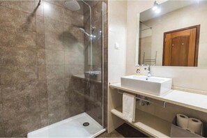 Shower, hair dryer, towels, soap - Fantastic apartment with lots of light, in a quiet area, 200m from the metro. (Lisboa)